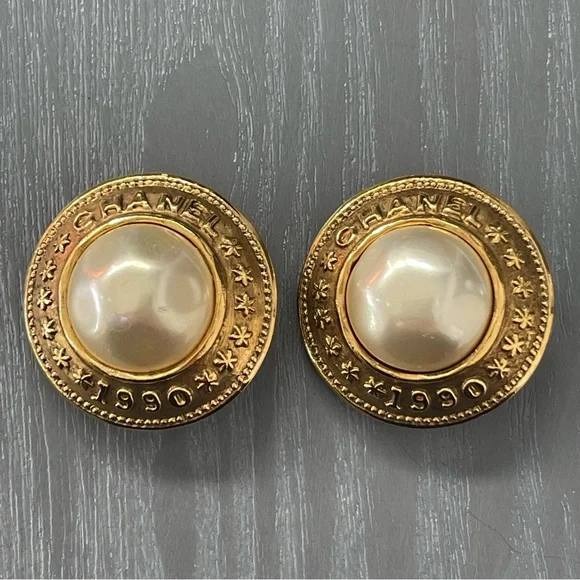 Chanel Vintage Faux Pearl Gold Clip-on Earrings - Picture 3 of 7